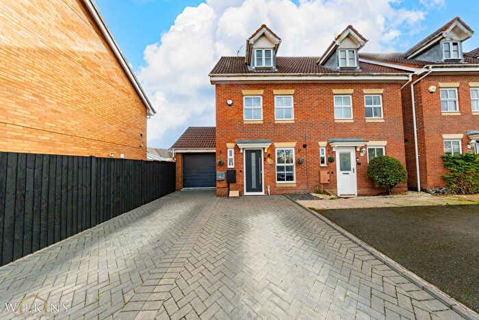 3 Bedroom Semi-Detached House For Sale In Lilleburne Drive, Nuneaton, Warwickshire, CV10