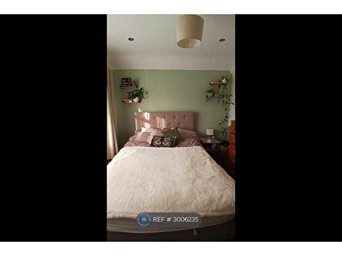 2 Bedroom Maisonette To Rent In Station Avenue, Epsom, KT19