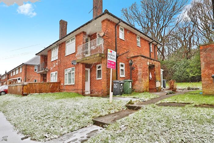 2 Bedroom Flat For Sale In Iveson Drive, Leeds, LS16