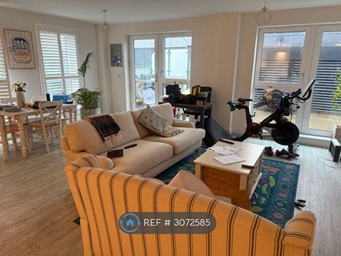 2 Bedroom Flat To Rent In Lion Court, Isleworth, TW7