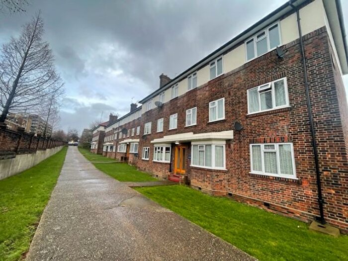 2 Bedroom Flat For Sale In Montrose Court, The Hyde, London, NW9