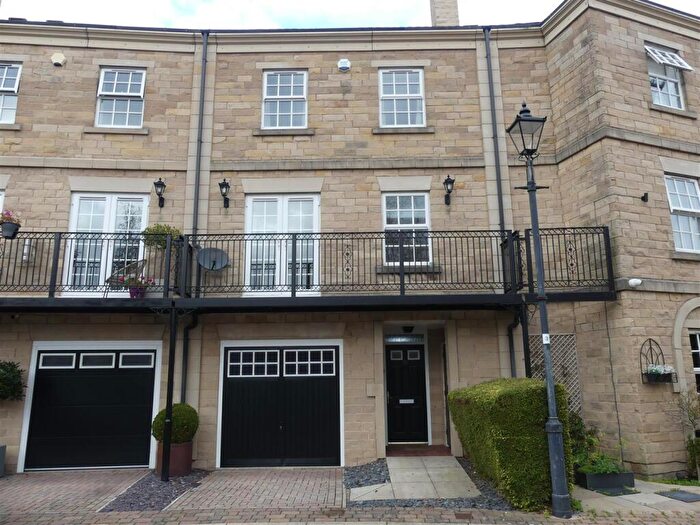 3 Bedroom Town House To Rent In Scalebor Square, Ilkley, LS29