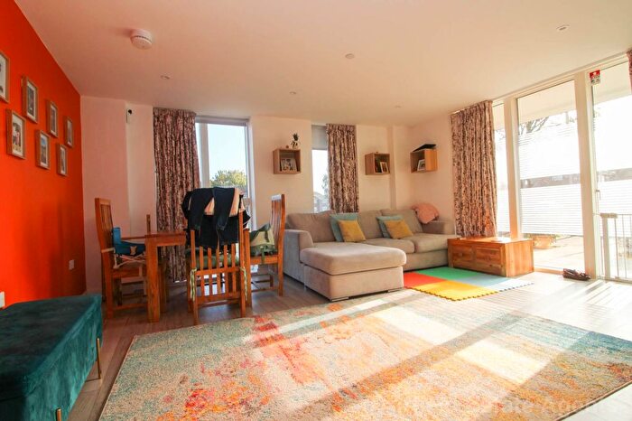 2 Bedroom Flat To Rent In Dapple Court, Croxley View, Watford, WD18