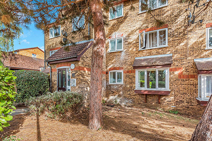 Flat To Rent In Laburnum Close, New Southgate, Barnet, London, N11