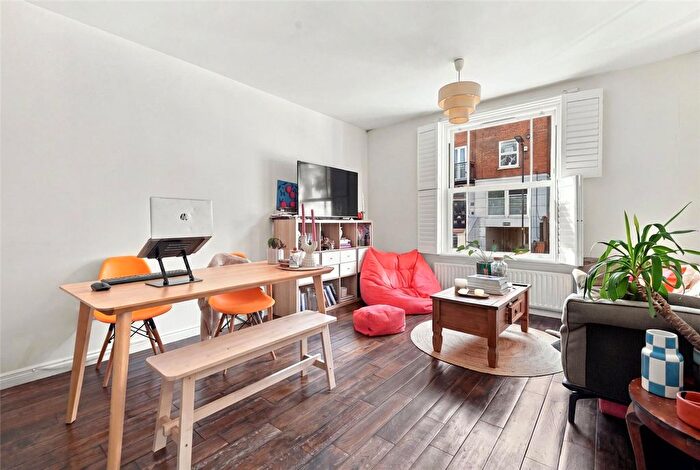 3 Bedroom Flat To Rent In Shakspeare Walk, Stoke Newington, London, N16