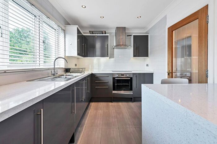 3 Bedroom Flat To Rent In High Street, Croydon, SG8