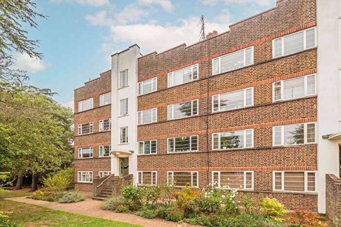 2 Bedroom Flat To Rent In Park Road, Hampton Wick, KT1