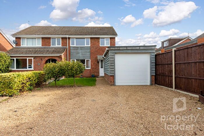 3 Bedroom Semi-Detached House For Sale In Cottinghams Drive, Norwich, NR6