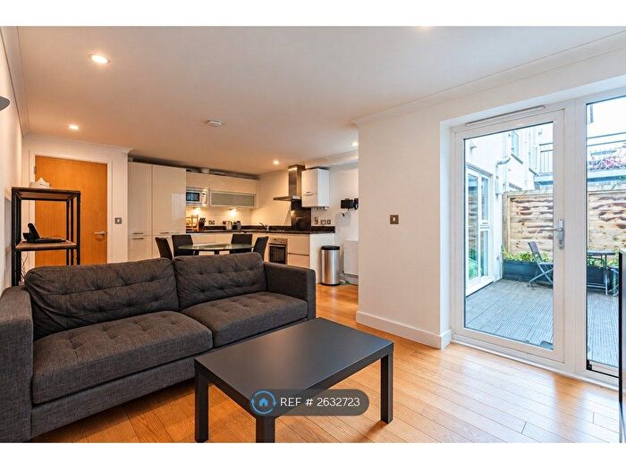 3 Bedroom Flat To Rent In Trinity Mews, London, E1