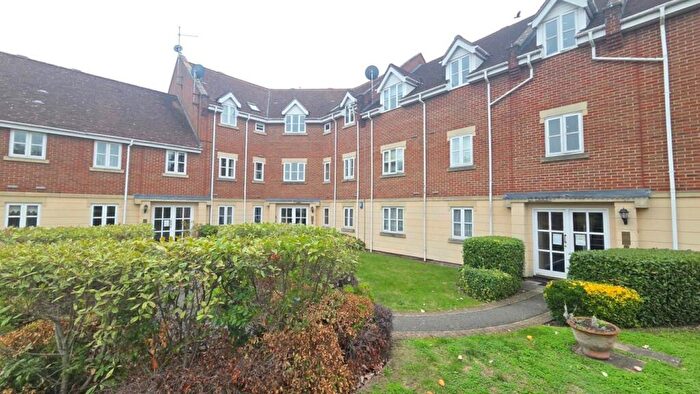 2 Bedroom Flat To Rent In Forest Drive, Theydon Bois, CM16
