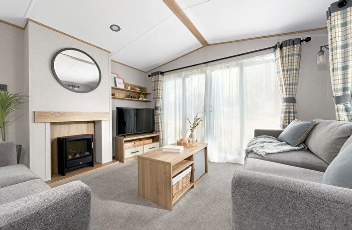 2 Bedroom Mobile/park Home For Sale In Kingfisher Holiday Park, Low Moor Lane Knaresborough, HG5