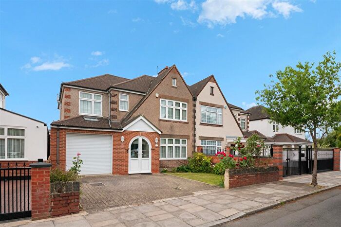 6 Bedroom Semi-Detached House For Sale In Manston Avenue, Norwood Green, UB2