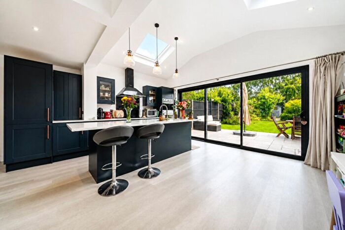 3 Bedroom Semi-Detached House For Sale In Oaklands Road, Bexleyheath, DA6