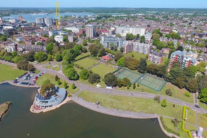 2 Bedroom Apartment For Sale In - Parkstone Road, Poole, BH15