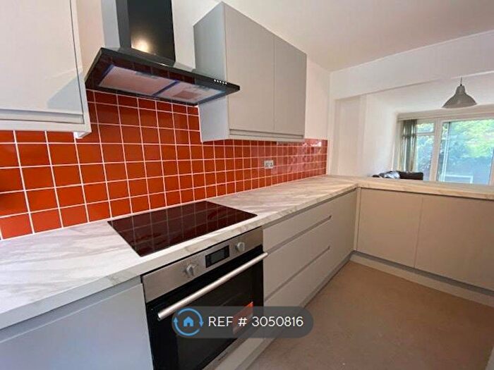 3 Bedroom Maisonette To Rent In Vickery Court, London, EC1V