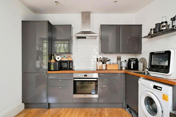 1 Bedroom Flat For Sale In Bridge Street, Leatherhead, Surrey, KT22