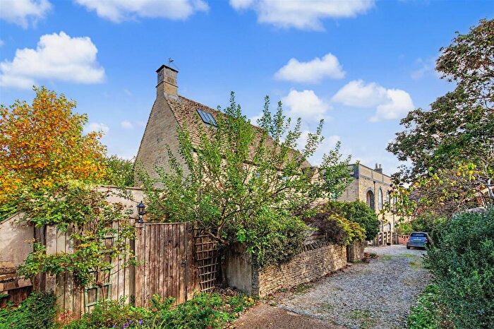 4 Bedroom Detached House For Sale In Sweeps Lane, Burford, OX18