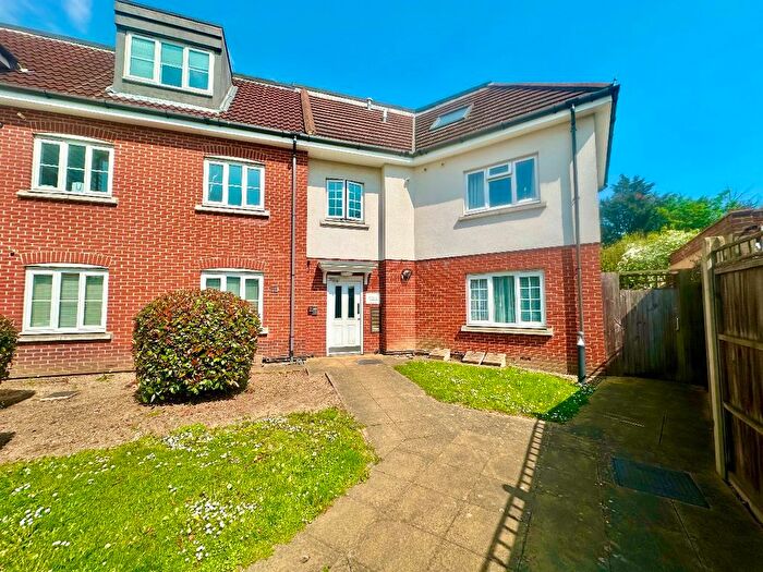 2 Bedroom Flat For Sale In Pemberley Apartments, Romford, RM2