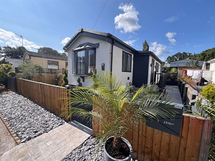 1 Bedroom Mobile/park Home For Sale In Lindow Court Park, Mobberley, Knutsford, WA16