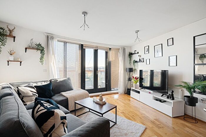 2 Bedroom Flat To Rent In Kestrel Place, Waterstone Way, Greenhithe, Kent, DA9