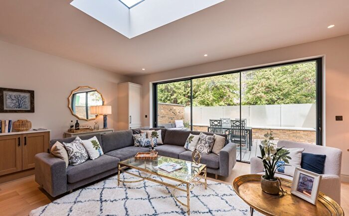 3 Bedroom Flat For Sale In Balham Park Road, SW12
