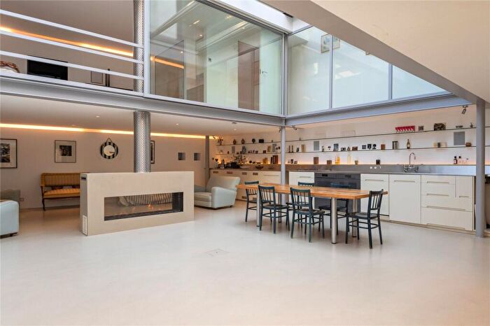 3 Bedroom Terraced House For Sale In Clerkenwell Green, EC1R