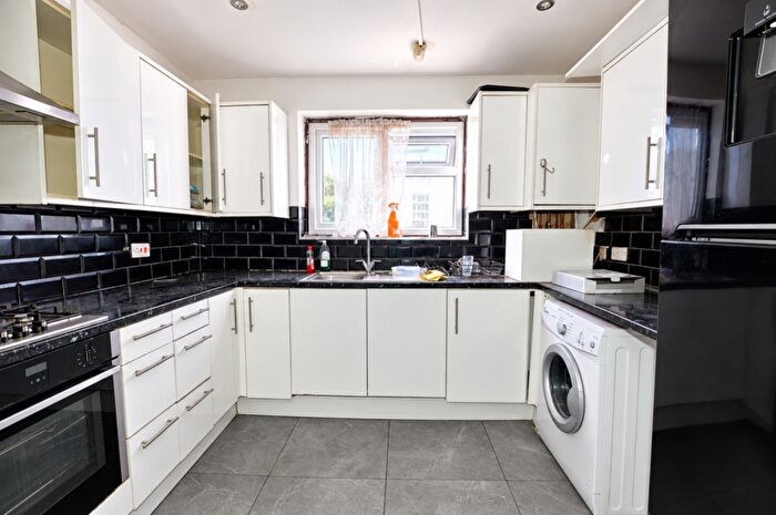 3 Bedroom Maisonette To Rent In Woodford Avenue, Ilford, Essex, IG2
