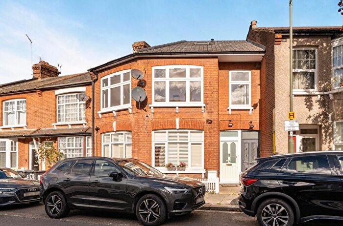 4 Bedroom Maisonette To Rent In Percy Road, North Finchley, N12