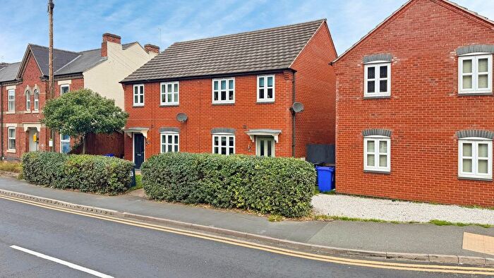 3 Bedroom Semi-Detached House For Sale In Shobnall Road, Burton-On-Trent, DE14