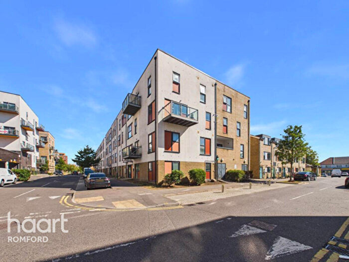 3 Bedroom Apartment For Sale In Bournebrook Grove, Romford, RM7