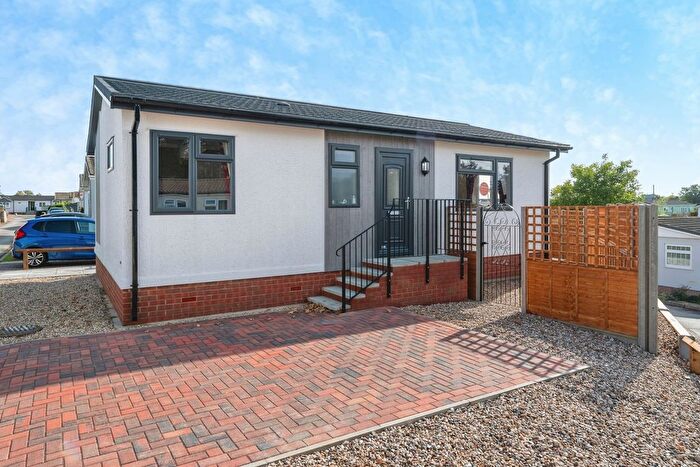 2 Bedroom Mobile/park Home For Sale In The Drove, Bedwell Park, Witchford, Ely, CB6