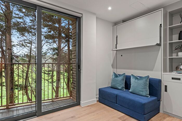 Studio To Rent In Hanger Lane, Ealing, W5