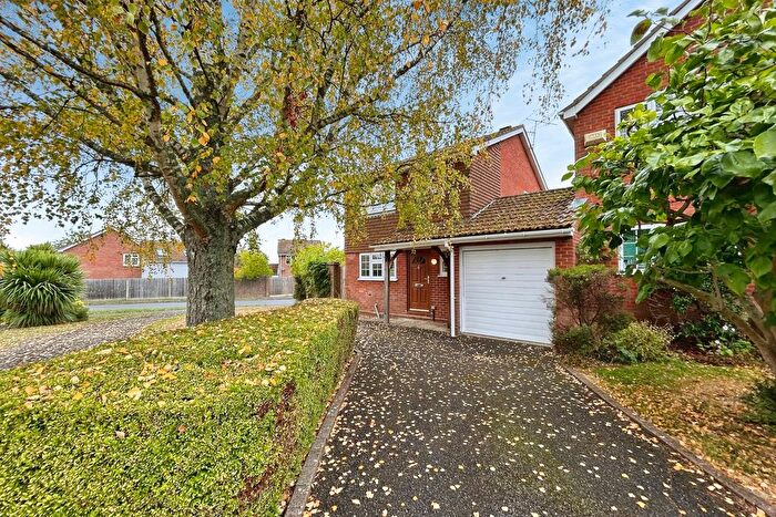 3 Bedroom Link Detached House For Sale In Hornbeam Place, Hook, Hampshire, RG27