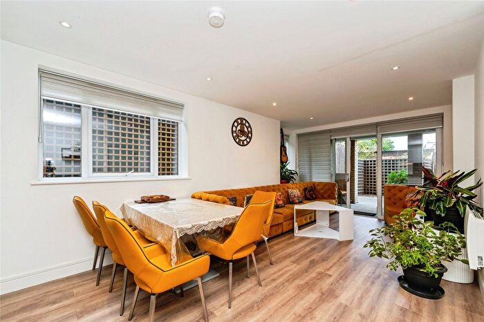 3 Bedroom Flat For Sale In Farrier Place, Kingston Upon Thames, KT2