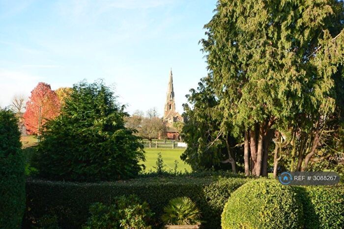 2 Bedroom Flat To Rent In Parkside Court, Weybridge, KT13