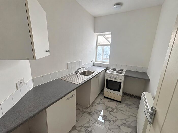 2 Bedroom Flat To Rent In Rock Hill, Bromsgrove, B61