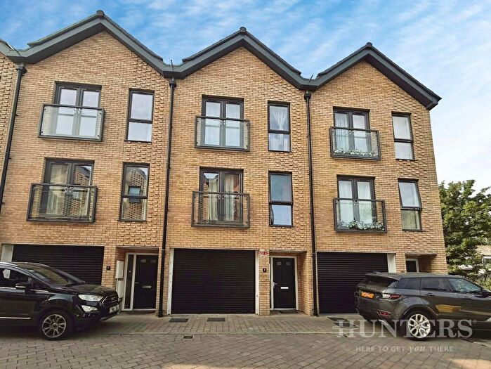 3 Bedroom Terraced House For Sale In Daffodil Close, Mitcham Junction, CR4