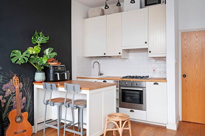 1 Bedroom Flat For Sale In Marsden Court, The Oval, Bethnal Green, London, E2