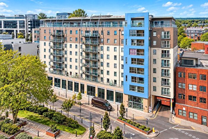 2 Bedroom Flat For Sale In Woking, Surrey, GU21