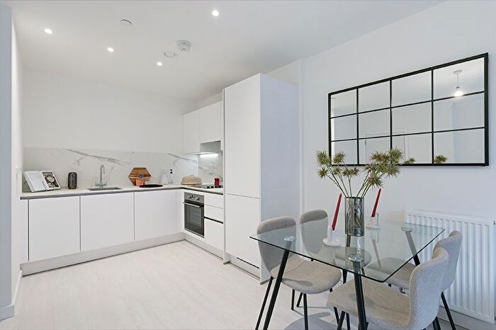 1 Bedroom Flat To Rent In Farine Avenue, Hayes, UB3