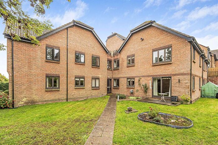 2 Bedroom Flat For Sale In Havant Road, Horndean, PO8