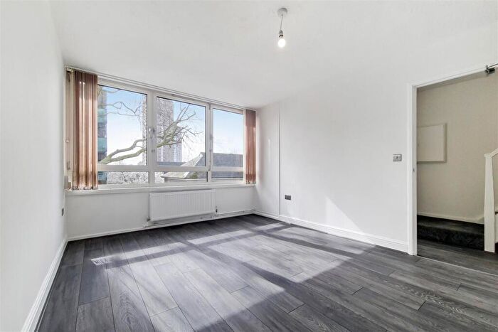 4 Bedroom Maisonette For Sale In Tideway House, Strafford Street, E14