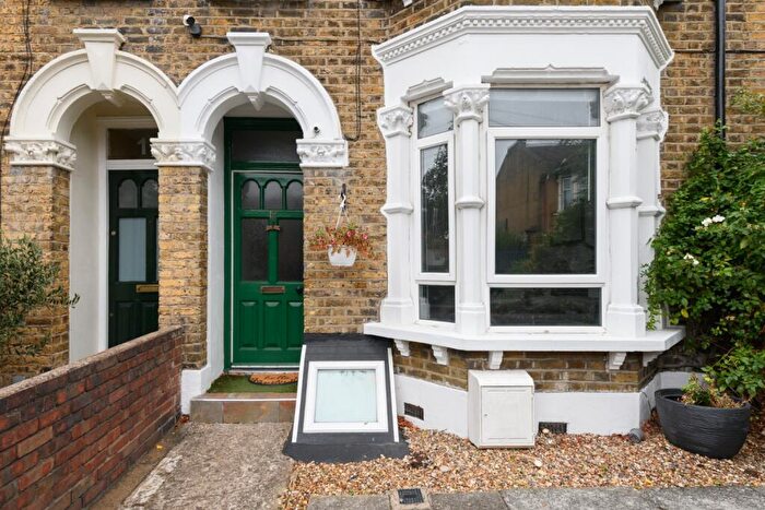 3 Bedroom End Of Terrace House To Rent In Dyers Hall Road, Leytonstone, London, E11