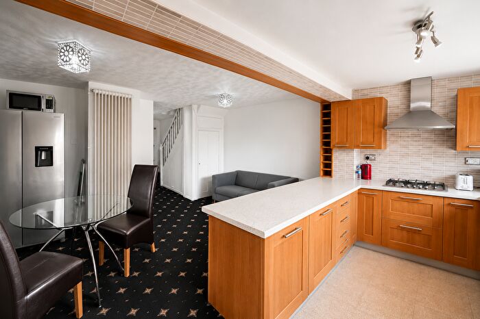 3 Bedroom Terraced House For Sale In Hanworth Road, Whitton, Hounslow, TW4