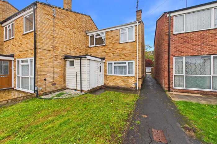 3 Bedroom End Of Terrace House For Sale In Pinewood Park, Farnborough, Hampshire, GU14