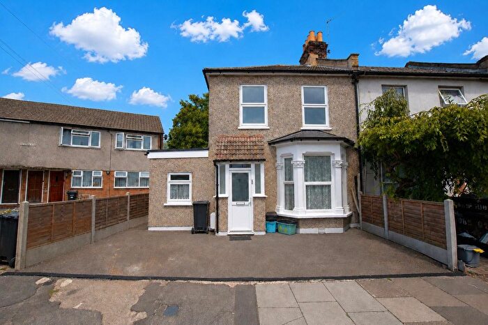 3 Bedroom End Of Terrace House For Sale In Spencer Road, Ilford, IG3
