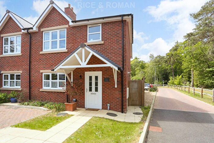 2 Bedroom Cottage For Sale In Lynwood Village, Ascot, SL5