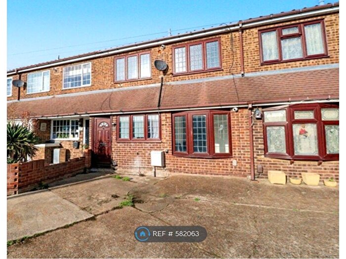 3 Bedroom Terraced House To Rent In Giffordside, Chadwell St Mary's, RM16