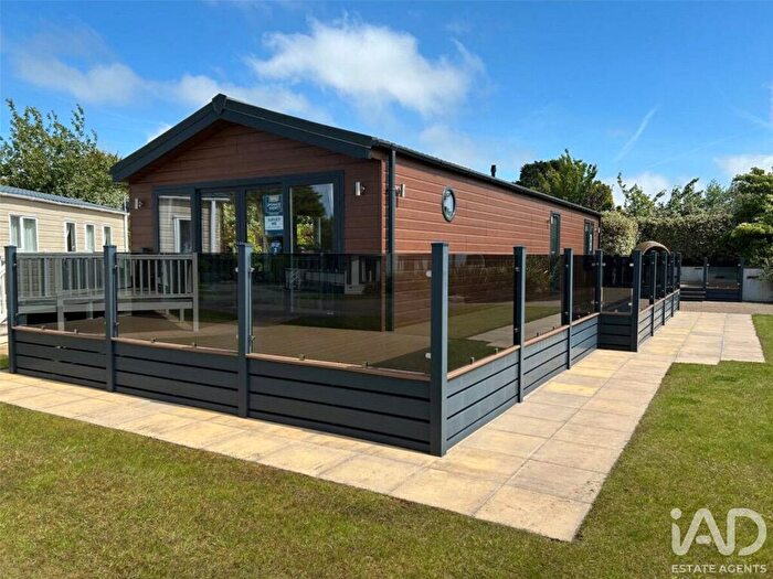 2 Bedroom Lodge For Sale In Halt Road, Truro, TR4