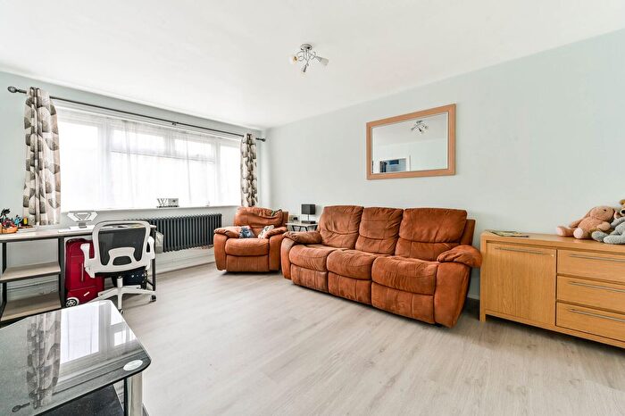 1 Bedroom Flat For Sale In High Street, West Molesey, KT8
